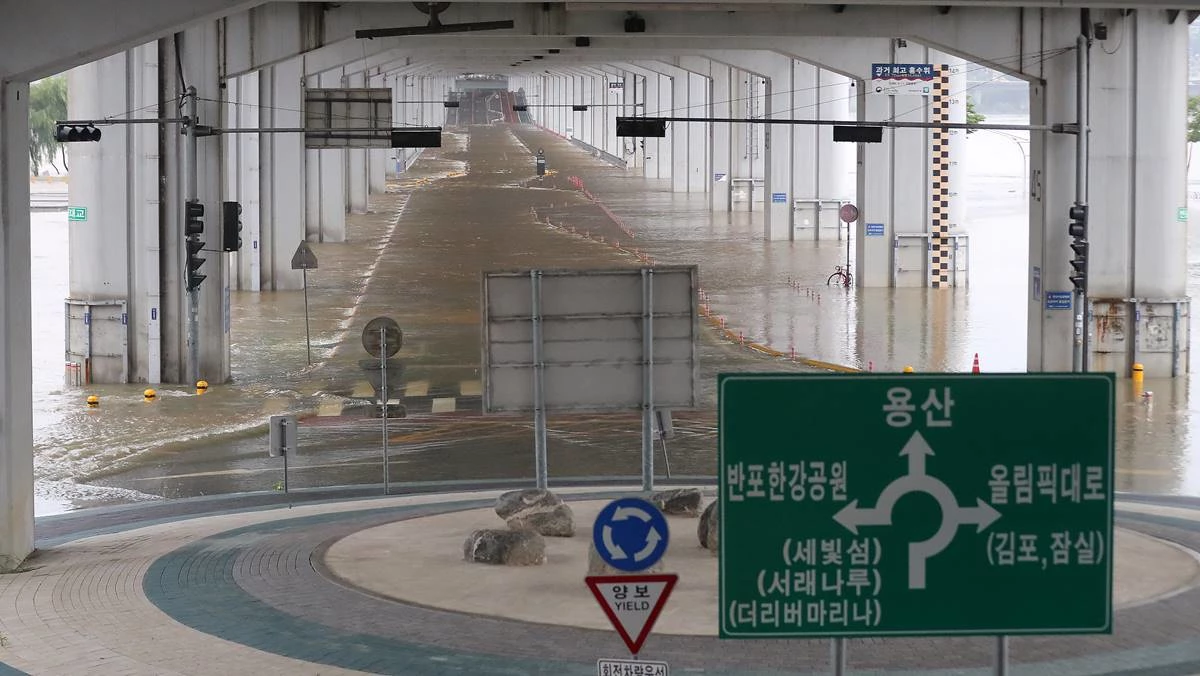 수도권 등 중부 지방 집중호우가 내린 14일 오전 서울 잠수교가 강물에 잠겨 통제되고 있다
