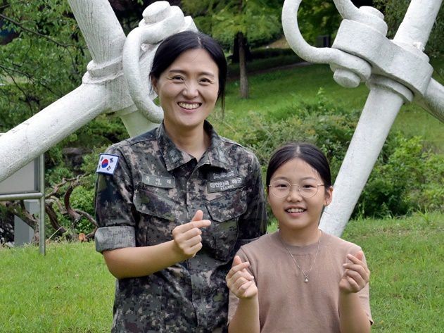 유에리 소령과 딸 / 해군 제공