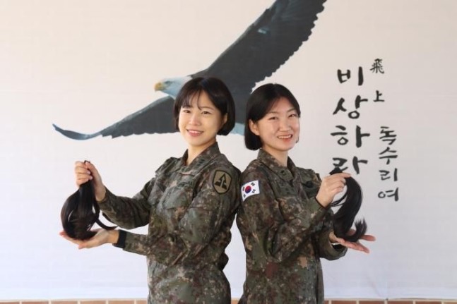 최송이 대위와 하지원 중위 진 / 육군 제공