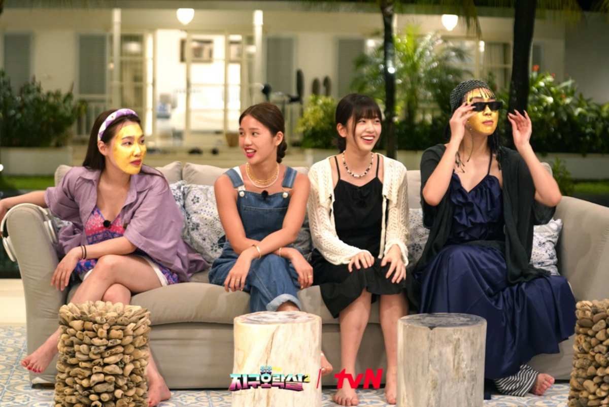 '뿅뿅 지구오락실2' 멤버들. (왼쪽부터) 개그우먼 이은지, 오마이걸 멤버 미미, 아이브 멤버 안유진, 래퍼 이영지.