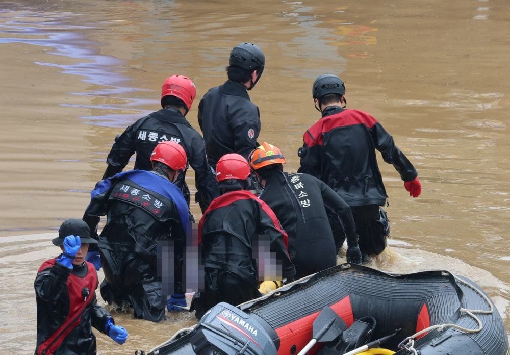 오송 지하차도 침수 사고 관련, 16일 미호천 제방 유실로 침수된 충북 청주시 오송읍 궁평2지하차도에서 119 구조대원들이 시신으로 발견된 실종자를 수습하고 있다. / 이하 연합뉴스