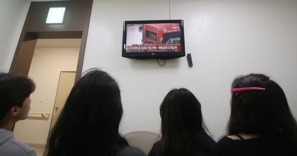 오송 지하차도 침수 사고 관련,     청주시 흥덕구 오송읍에서 발생한 궁평제2지하차도 실종자 가족들이 16일 수습된 시신들이 옮겨진 가경동 하나병원 응급환자 보호자 대기실에서 구조작업 관련 보도 내용을 확인하고 있다.