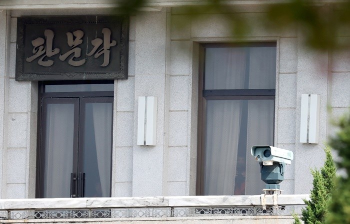 북측 판문각 창문에서 남측을 주시 중인 북한군