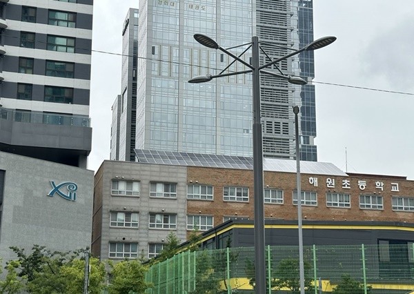 '해원초등학교와 찰싹 붙어서 시공한 자이 아파트' 전경