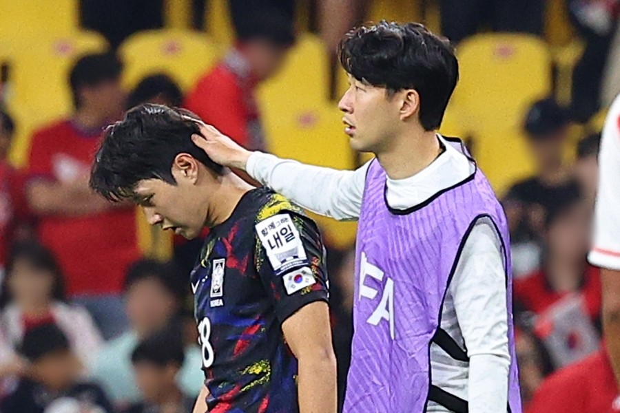 손흥민이 지난달 16일 부산 아시아드주경기장에서 열린 축구 국가대표팀 평가전 대한민국과 페루의 경기에서 1-0으로 패배한 이강인을 위로하고 있다. / 이하 연합뉴스