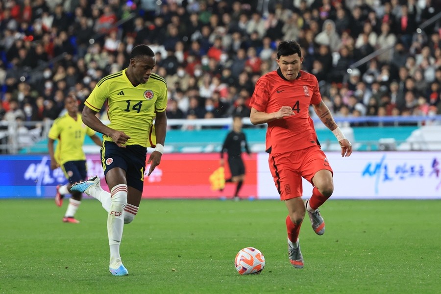 김민재가 지난 3월 24일 울산 문수축구경기장에서 열린 대한민국 대 콜롬비아 축구 대표팀의 평가전에서 혼 하데르 두란의 공격을 막아내고 있다.
