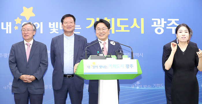 강기정 광주광역시장이 20일 오후 시청 5층 브리핑룸에서 ‘미래차 소재 부품 장비 특화단지 선정’ 관련 기자회견을 하고 있다./광주광역시 제공