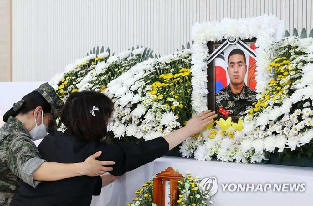 아들 사진 어루만지는 고 채수근 상병 어머니 / 연합뉴스