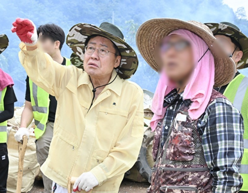 홍준표 대구시장이 24일 경북 예천군 감천면 한 마을을 찾아 수해 복구 작업에 나섰다. / 이하 대구시 제
