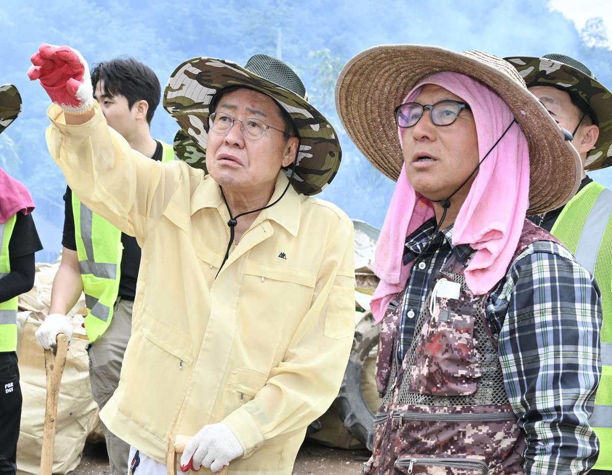대구광역시 소속 공무원 300명이 예천군 감천면에서 7월 24일부터 26일까지 3일간 자원봉사에 나섰다. 사진은 홍준표 시장(왼쪽)/이하 대구시