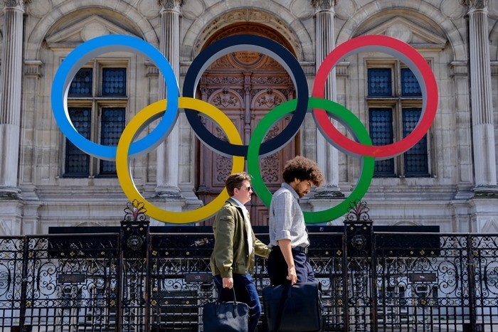 2024 파리 하계올림픽을 기념해 파리 시청 앞에 설치된 올림픽 로고 / Alexandros Michailidis-Shutterstock.com