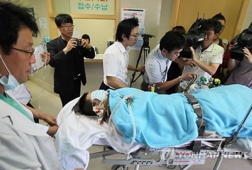 병원으로 이송되는 총격 사건 당시 부상자 / 연합뉴스