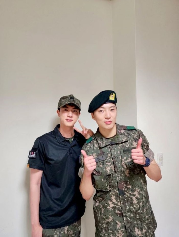 이하 진과 강승윤이 훈련소에서 만나 다정한 포즈를 취하고 있다.