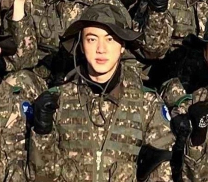 지난해 12월 입대한 그룹 방탄소년단 진의 훈련소 모습 / 더 캠프 육군 5사단 카페
