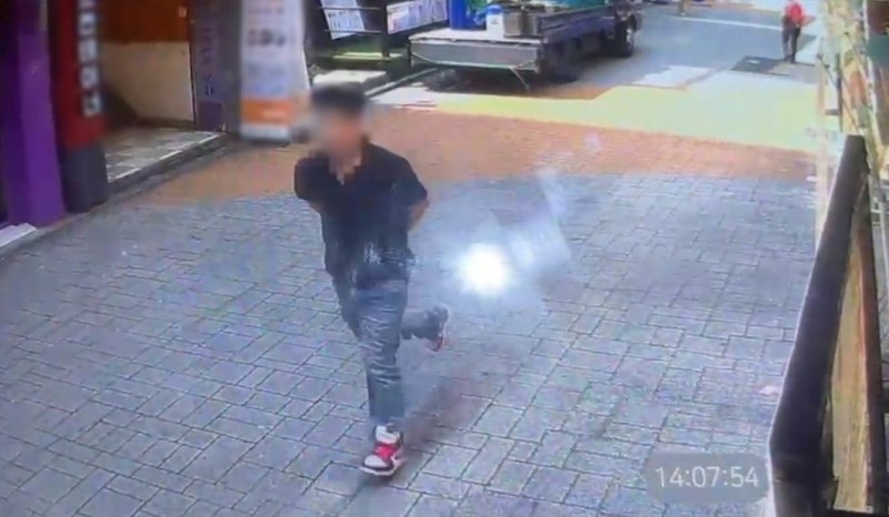 지난 21일 오후 2시 7분쯤 서울 관악구 신림동 인근에서 흉기 난동을 벌인 뒤 도주하는 가해자 조선(33)의 모습이 골목 폐쇄회로(CC)TV에 찍혔다. / 뉴스1-독자 제공