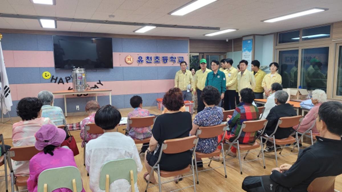 예정된 해외출장을 취소하고 이재민 임시구호소를 찾은 김하수 청도군수 / 청도군