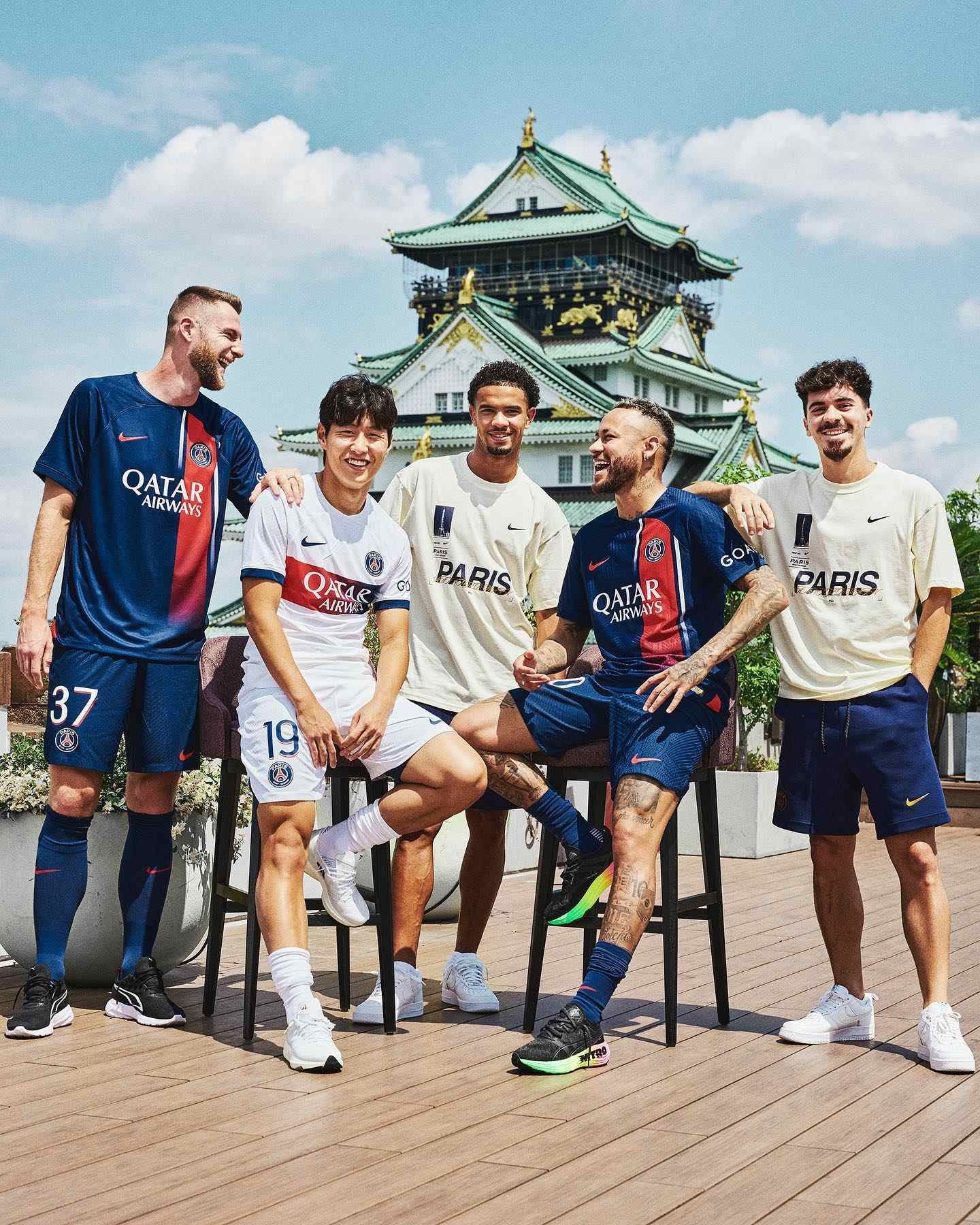 오사카에서 기념 촬영 중인 PSG 선수들