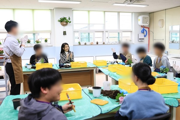 한 특수학교 수업 장면. 김건희 여사도 방문한 바 있다. 본 기사에서 언급된 학교는 아니다.