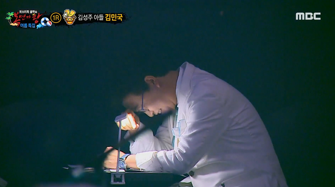 뒤늦게 상황 파악하고 고개 떨군 김성주