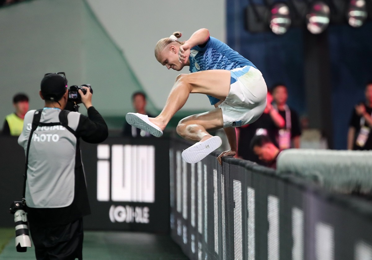 경기 종료 직후 팬들에게 유니폼을 선물하기 위해 전광판을 넘는 홀란드