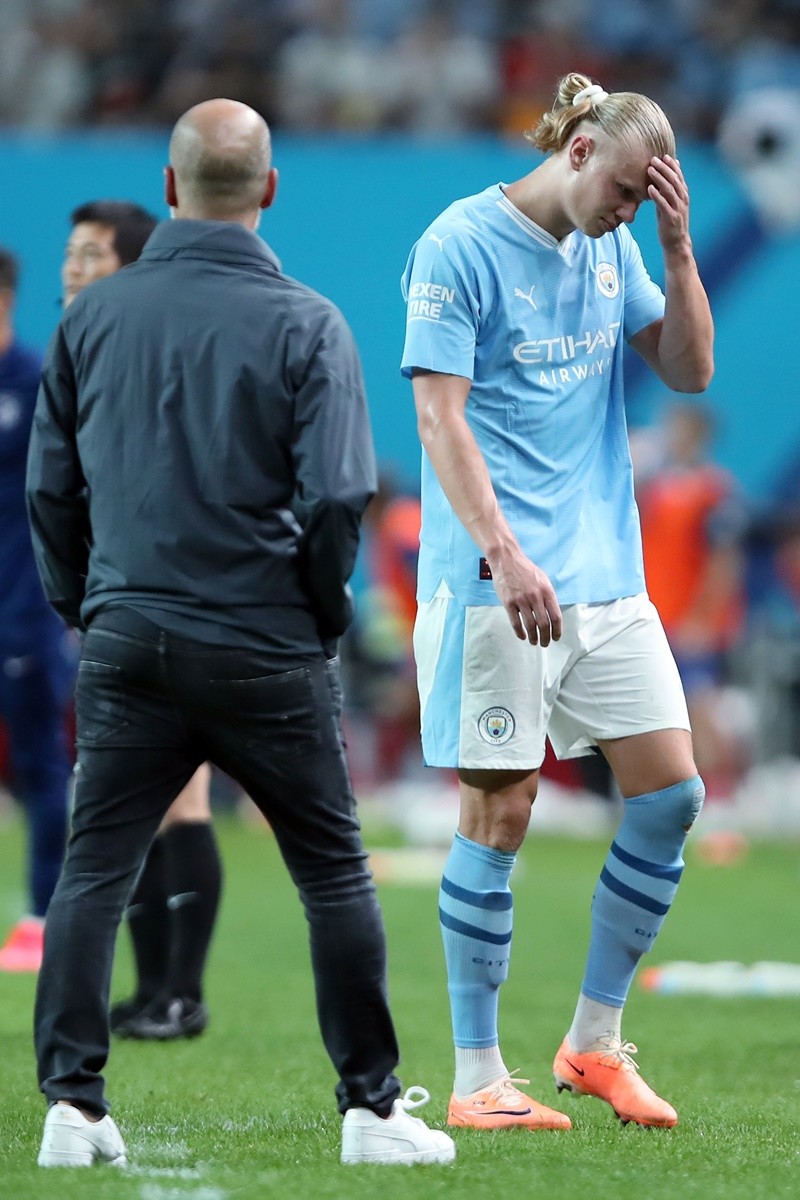 경기 후반 교체되는 홀란드