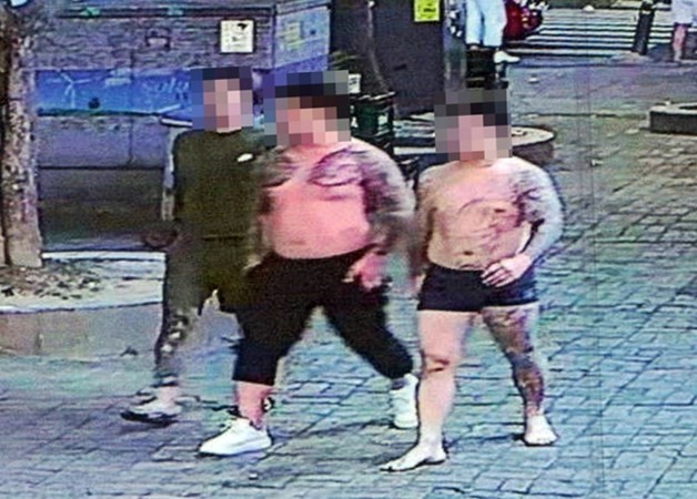 문신 드러내고 거리 활보하는 폭력조직원들 모습이다.