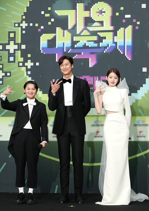 지난해 12월 16일 서울 송파구 잠실종합운동장에서 열린 '2022 KBS 가요대축제'. 사진은 행사 진행을 맡은 (왼쪽부터) 방송인 김신영, 배우 나인우, 그룹 아이브 멤버 장원영. 기사 이해를 돕기 위한 이미지