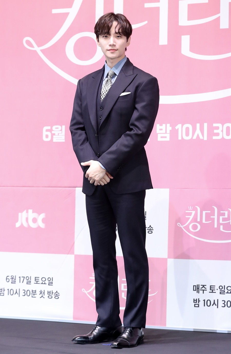 배우 이준호가 지난 6월 15일 서울 구로구 신도림 라마다호텔에서 열린 JTBC 토일드라마 '킹더랜드' 제작발표회에 참석해 포즈를 취하고 있다.
