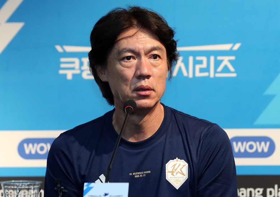 홍명보 감독이 지난달 26일 서울 마포구 상암동 서울월드컵경기장에서 스페인 라리가 아틀레티코 마드리드와 쿠팡플레이 시리즈 1차전을 앞두고 열린 기자회견에서 취재진 질문에 답변하고 있다. / 이하 뉴스1