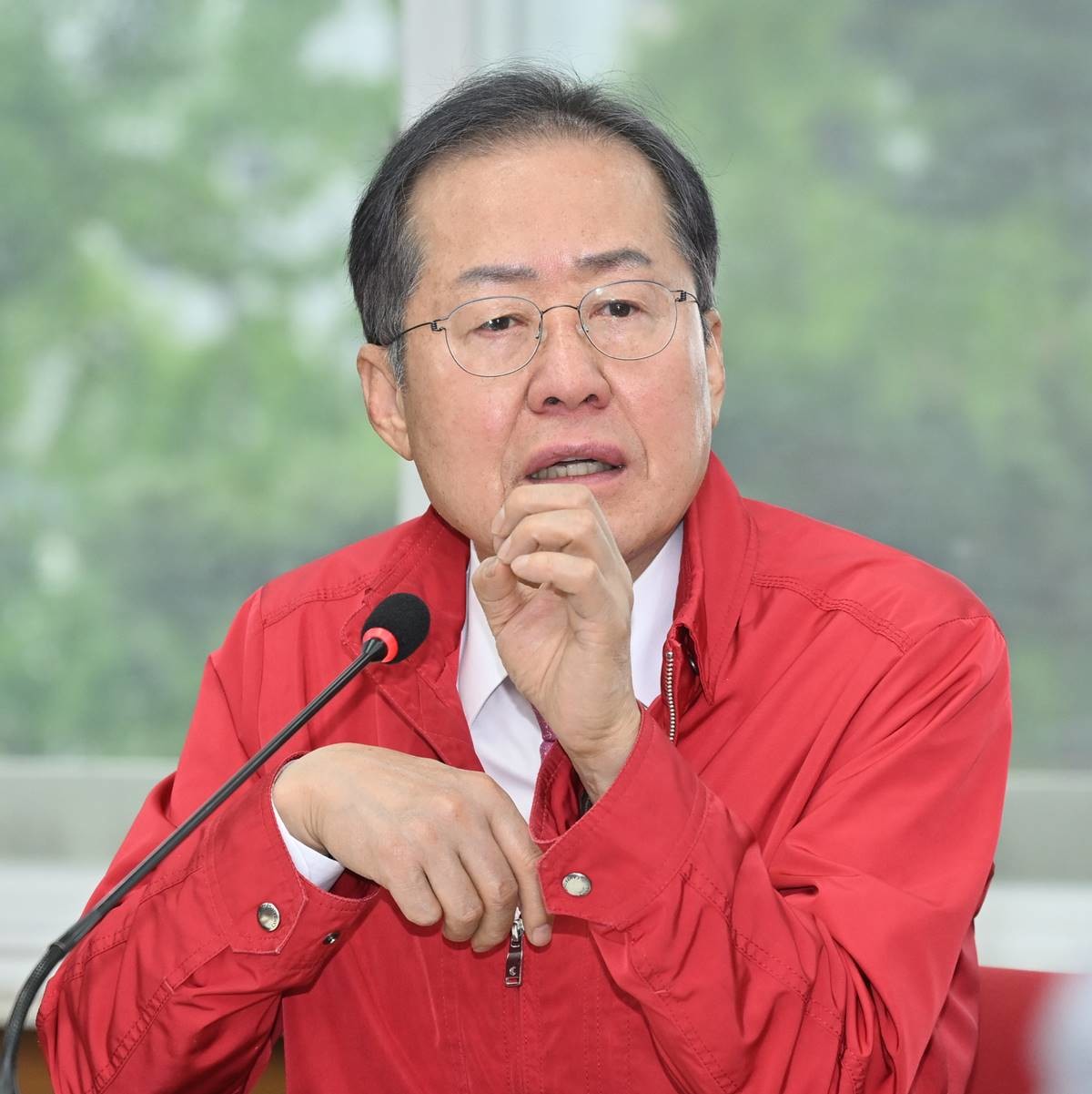 홍준표 대구광역시장은 8월 4일 산하기관장 회의에서 “신공항의 성공적 건설을 통해 대구경북 거대경제권을 구축하고 남부 경제권의 중심이 될 수 있도록 모든 연구역량을 집중하라”고 지시했다./대구시