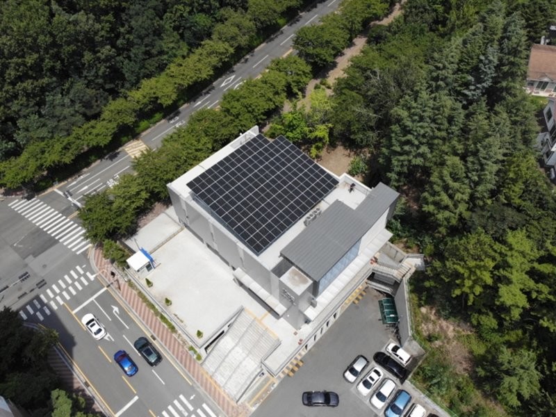 태양광발전설비를 설치한 효곡동 행정복지센터 전경 / 포항시 제공