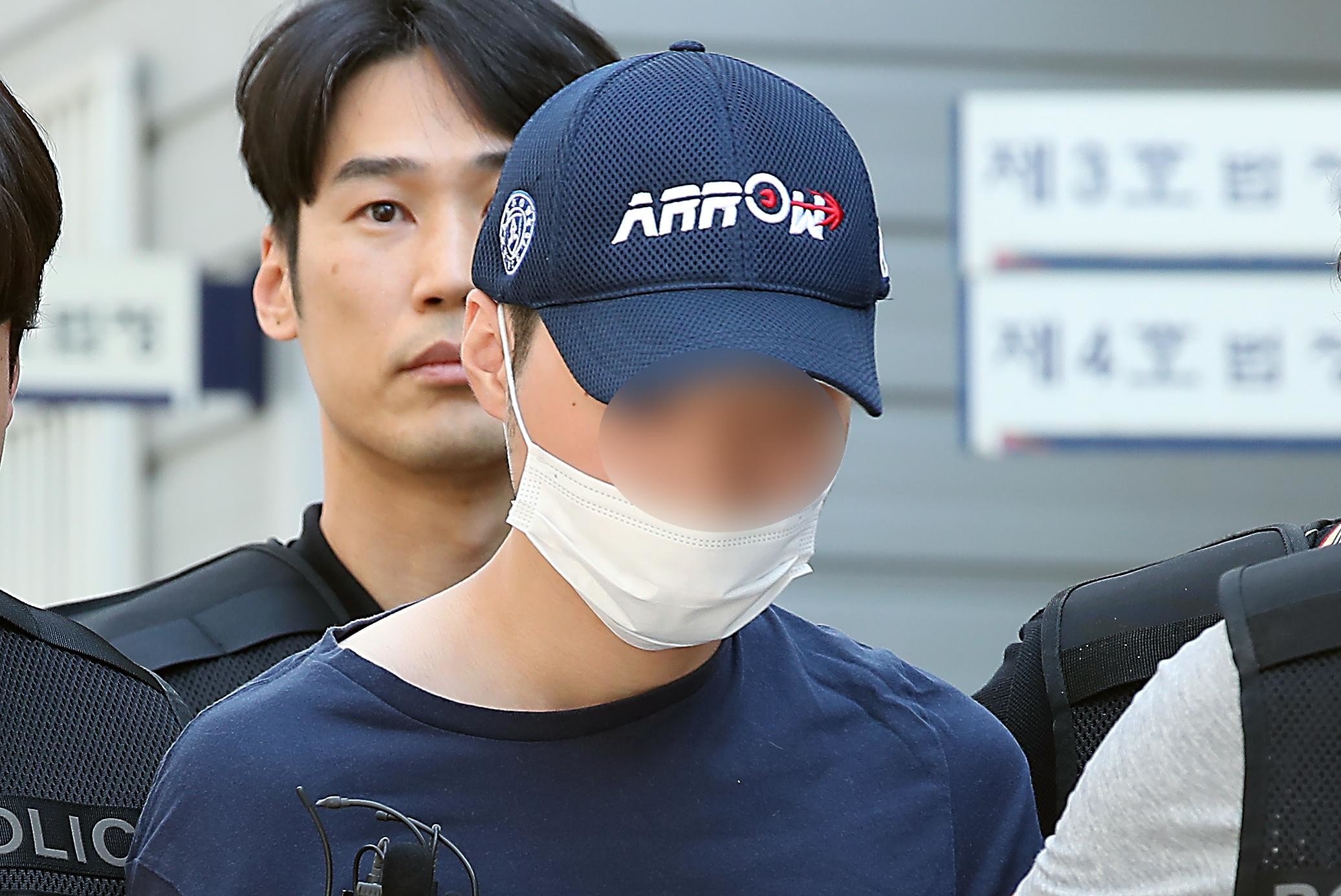 '서현역 묻지마 흉기난동' 사건의 피의자 최모 씨가 지난 5일 오전 경기도 성남시 수정구 단대동 수원지법 성남지원에서 구속 전 피의자심문(영장실질심사)을 받기 위해 법정으로 향하고 있다. / 이하 뉴스1
