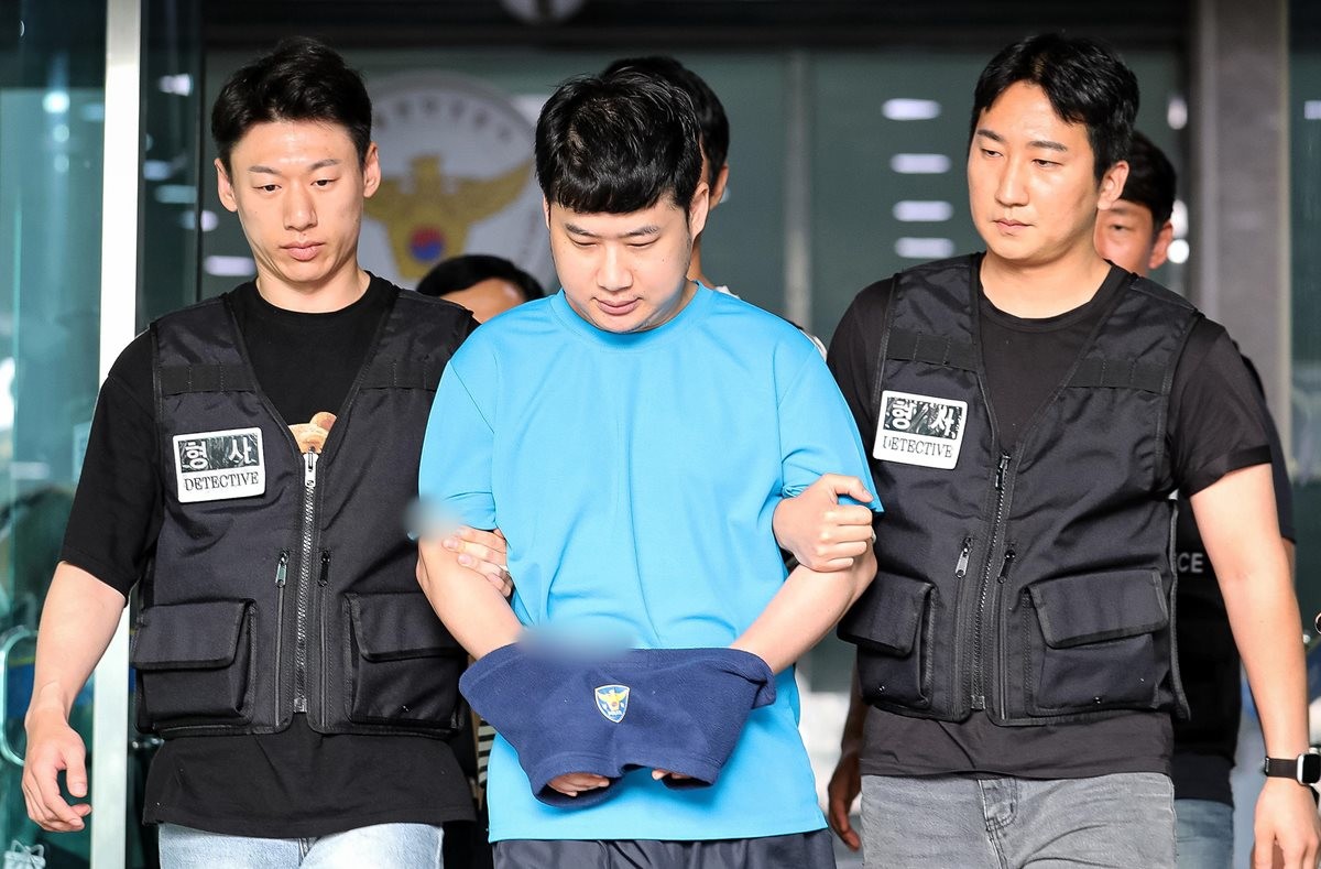 최 씨에 앞서 흉기 난동을 벌였던 '신림동 흉기 난동' 피의자 조선(33)이 지난달 28일 서울 관악경찰서에서 검찰에 구속 송치되고 있다.
