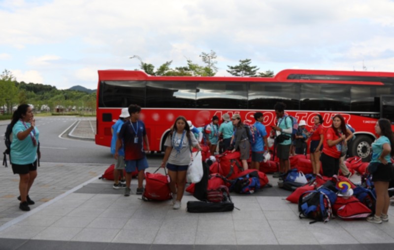 '2023 새만금 세계스카우트 잼버리' 대회에서 조기 철수한 참가자들이 8일 오후 충북 진천 국가공무원인재개발원에 도착해 짐을 옮기고 있다.