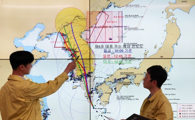제6호 태풍 '카눈'의 한반도 북상이 예고된 9일 오후 세종시 정부세종청사 해양수산부 종합상황실에서 관계자들이 태풍의 예상 진로를 분석하고 있다.     / 연합뉴스