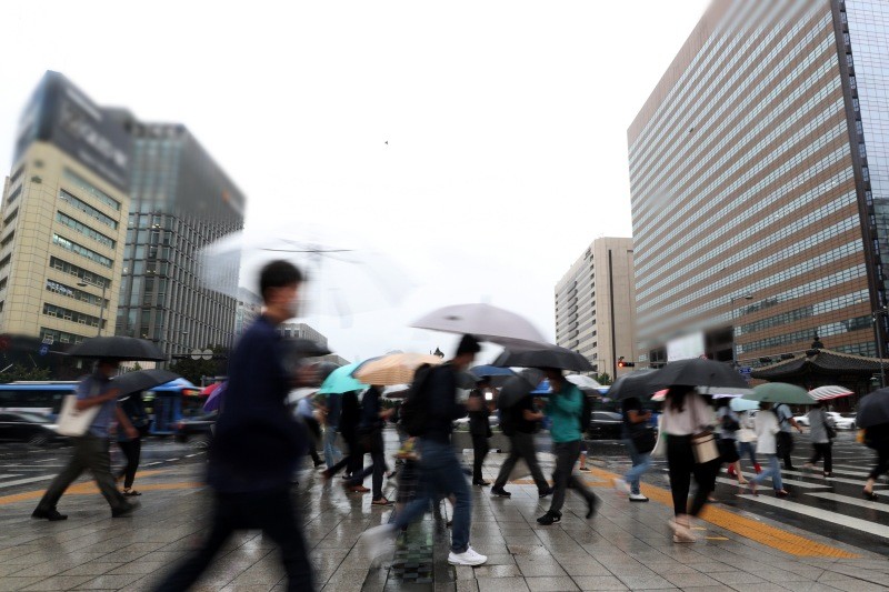 제9호 태풍 '마이삭(MAYSAK)'이 북상한 2020년 9월 3일 오전 서울 세종대로 광화문광장 인근을 지나는 직장인들의 모습. 기사 이해를 돕기 위한 이미지 / 뉴스1