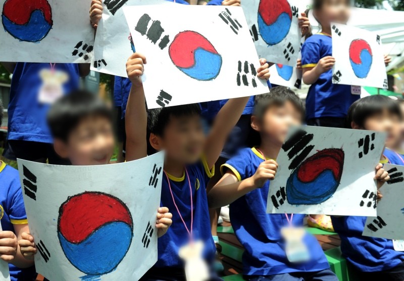 직접 그린 태극기를 들고 있는 어린이들. 기사 이해를 돕기 위한 이미지