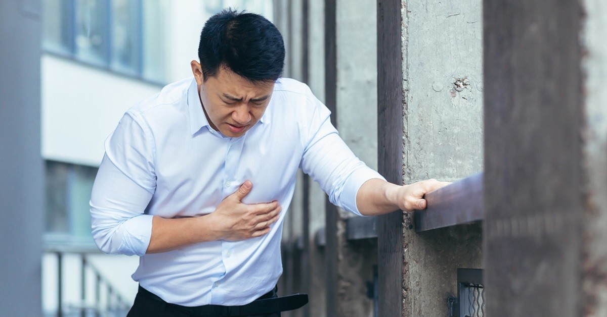 스트레스로 인한 가슴 통증을 호소하고 있는 남성 (참고 사진) /voronaman-shutterstock.com