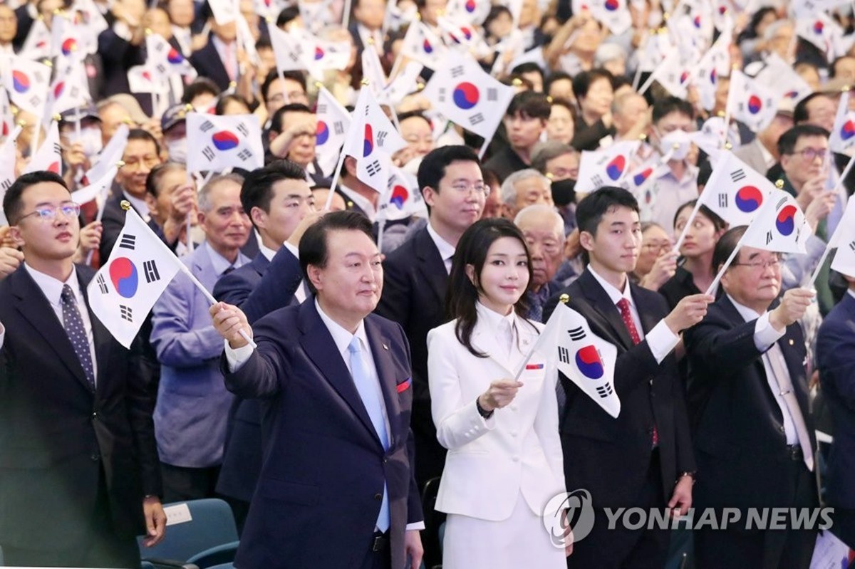 윤석열 대통령과 김건희 여사가 15일 서울 서대문구 이화여대 대강당에서 열린 제78주년 광복절 경축식에서 만세삼창을 한 뒤 태극기를 흔들고 있다. / 이하 대통령실통신사진기자단-연합뉴스