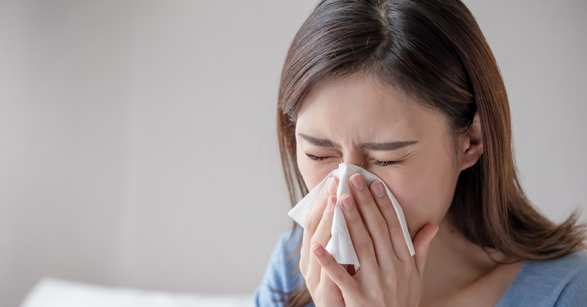 코 푸는 여성 (참고 사진) /aslysun-shutterstock.com