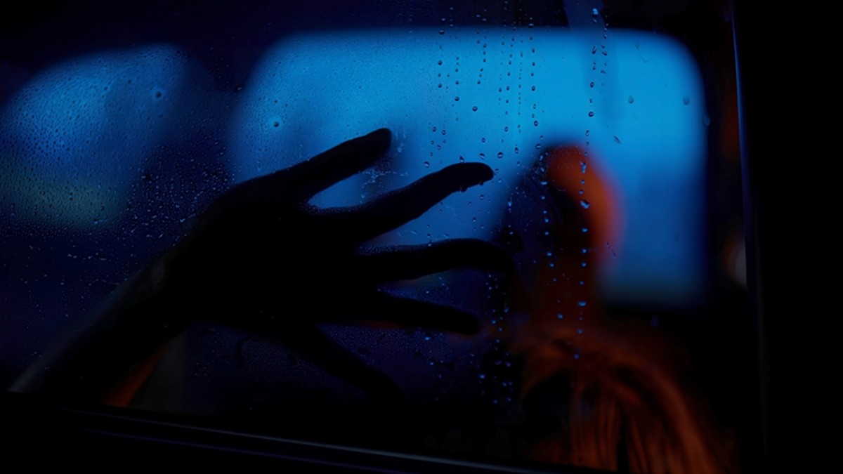 차량 창문으로 비치는 여성의 손 (참고 사진) /Supamotionstock.com-shutterstock.com