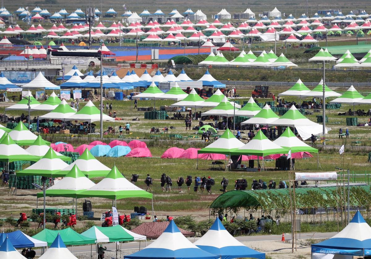 '2023 새만금 세계 스카우트 잼버리'에 참가했다가 폭염, 위생 등 문제를 겪은 대원들이 지난 8일 전북 부안군 새만금 야영장에서 태풍 여파로 조기 퇴영하고 있다. / 뉴스1