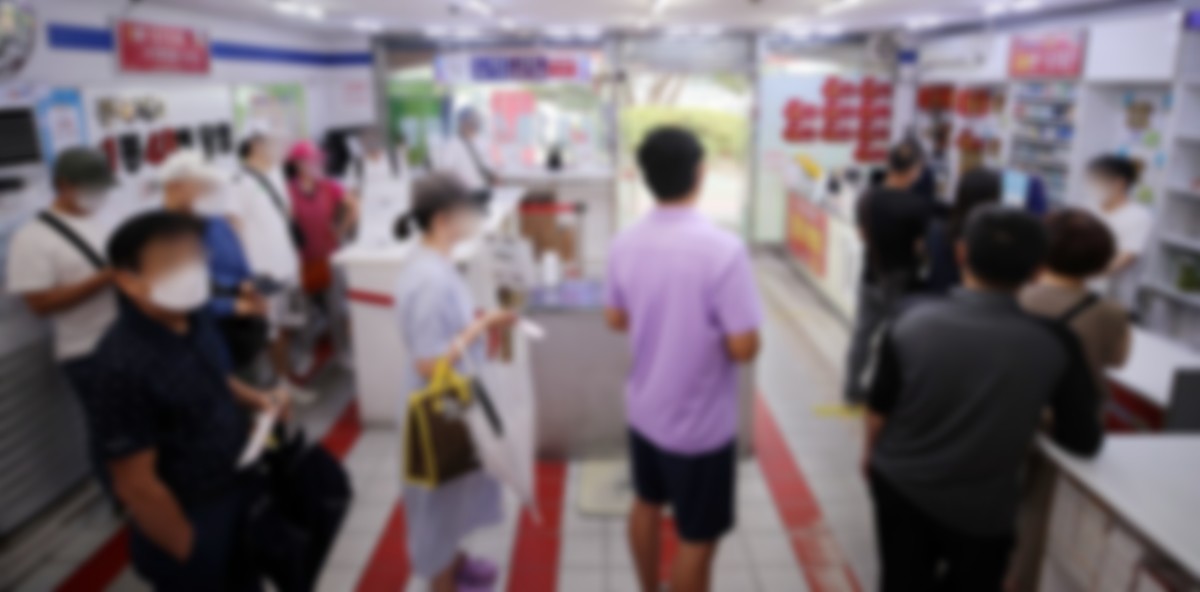 로또 복권 구매를 위해 판매점에 줄 서 있는 사람들의 모습. 기사 이해를 돕기 위한 이미지