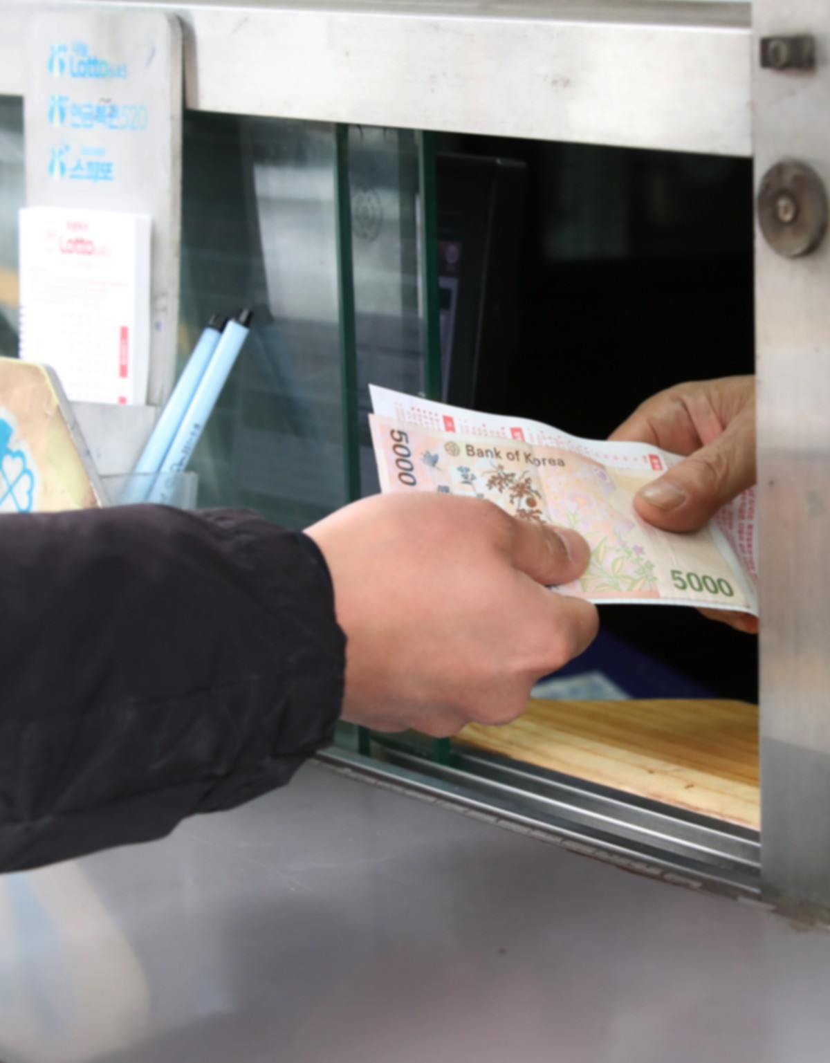로또복권 판매점에서는 4·5등 당첨금만 수령이 가능하다. 기사 이해를 돕기 위한 이미지 / 뉴스1