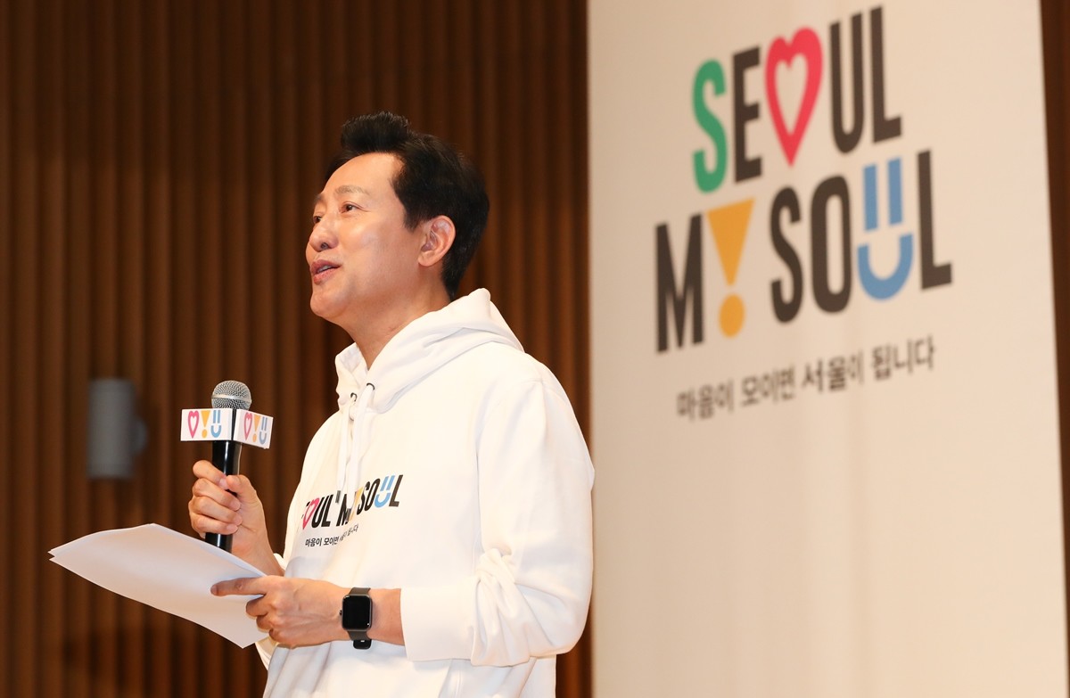 오세훈 서울시장이 지난 16일 서울시청에서 열린 서울 신규 브랜드 발표 행사에서 시의 새로운 슬로건인 'Seoul, My soul(서울, 마이 소울)'을 공개하고 있다.
