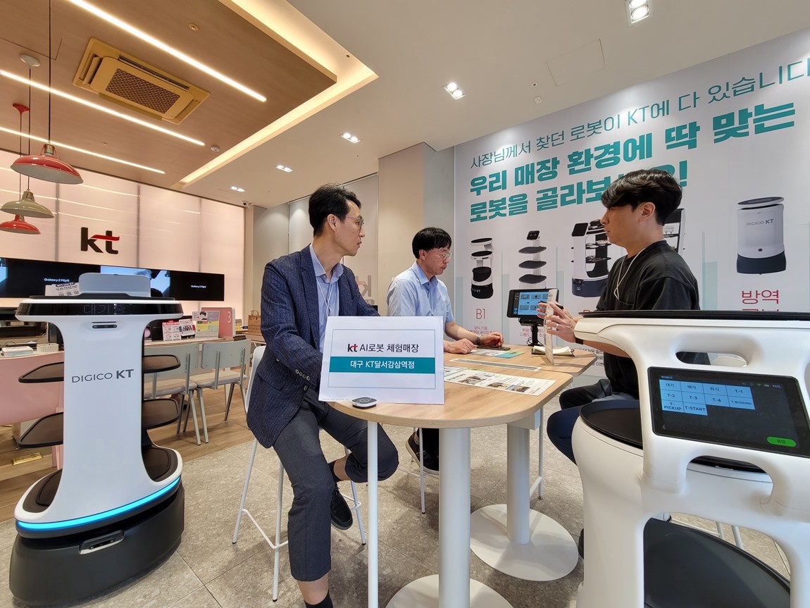 KT ‘AI 로봇 플라자’ 매장에서 직원이 상담을 하고 있다 / KT대구경북광역본부 제공