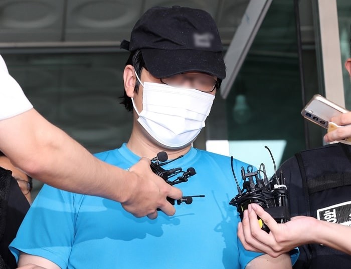 이하 서울 관악구 신림동 공원 인근 등산로에서 여성을 무차별적으로 폭행하고 성폭행한 혐의를 받는 30대 최모씨가 19일 오후 영장실질심사를 받기 위해 서울 관악경찰서를 나서며 사죄하고 있다. / 이하 뉴스1