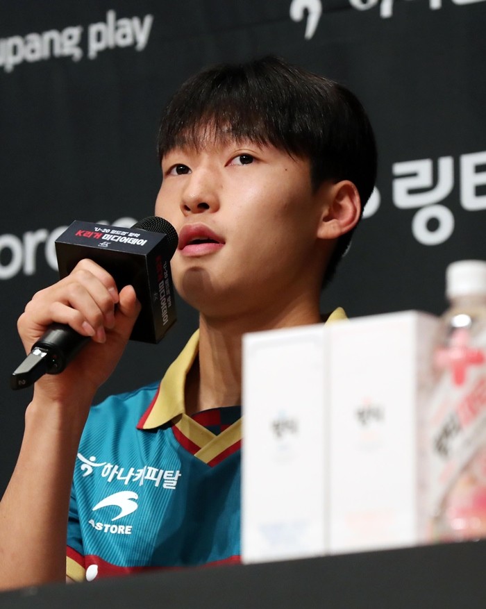 FIFA U-20 월드컵 주역 배준호(대전 하나시티즌)가 지난 6월 서울 종로구 아산정책연구원에서 열린 'U-20 월드컵 활약 K리거 미디어데이'에서 소감을 밝히고 있다. / 이하 뉴스1
