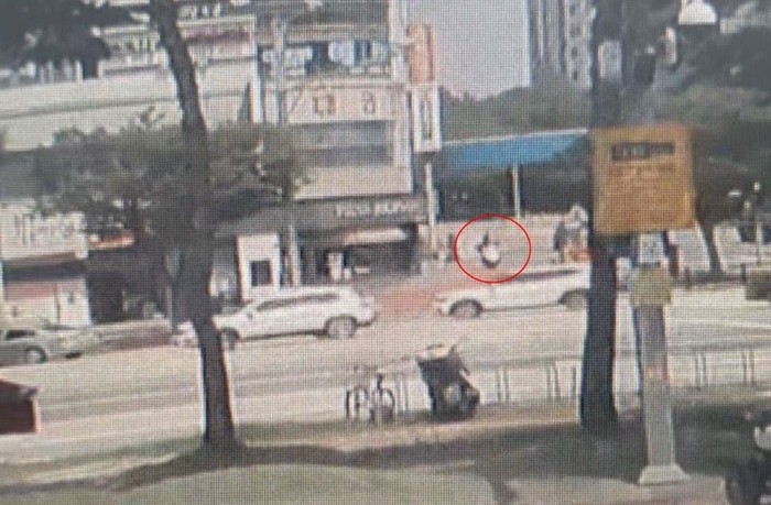 18일 낮 12시 1분쯤 대전 서구 관저동 한 신협에 헬멧을 쓴 남성이 침입해 현금 약 3900만 원을 빼앗아 달아났다.