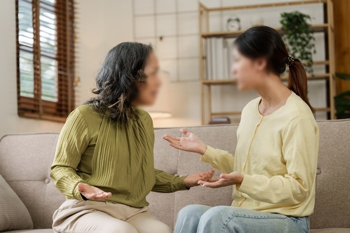 소파에 앉아 다툼을 벌이고 있는 두 여성 / NTshutterth-shutterstock.com